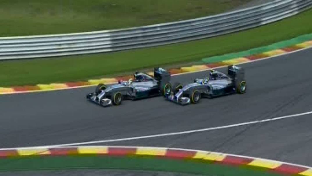Rosberg decide di attaccare subito e si allarga perch Hamilton chiude la porta. IPP